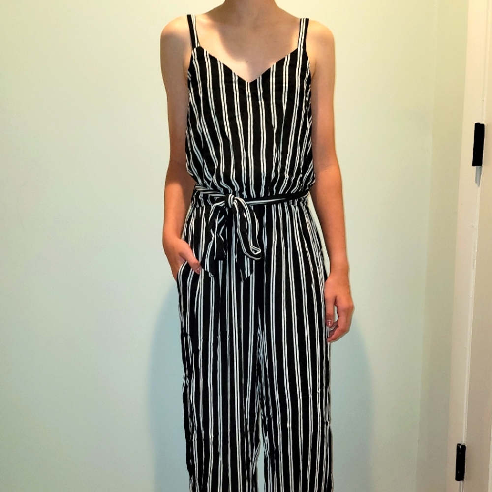 Charming Charlie Jumper, Women's Medium, Black with White Stripes